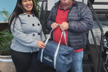 O SindiRefeições SP entregou o kit de natalidade para a sócia Ariane do nascimento Ferreira-   Filha Sofhia