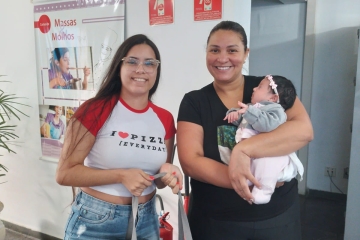 O SindiRefeições SP entregou o kit de natalidade para a sócia Rosangela de Oliveira Santos, Empresa SHA pelo nascimento de seu bebê, Rafaella.