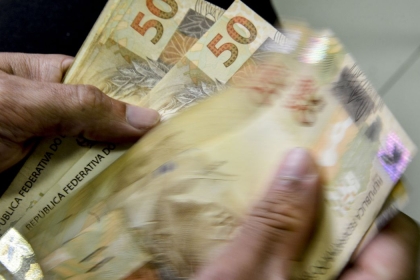 Caixa libera abono salarial para nascidos em março e abril