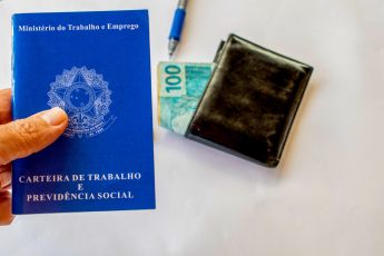 Taxa média de desemprego cai para 6,6% em 2024, menor patamar da história, diz IBGE