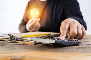 Aneel reduz bandeira para vermelha 1 na conta de luz em outubro
