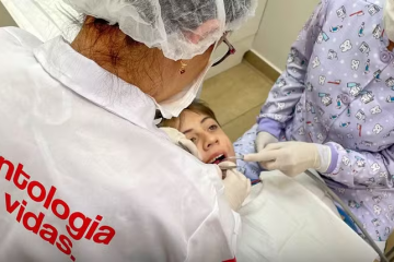 ONG seleciona crianças e jovens de baixa renda em 90 cidades para oferecer tratamento odontológico gratuito