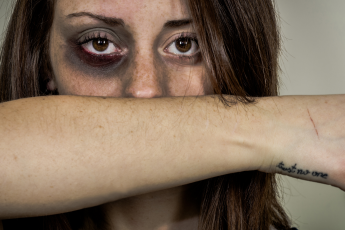 Relatório aponta média de 12 mulheres vítimas de violência por dia