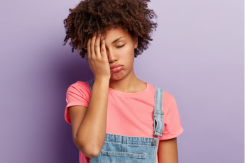 Sete em cada dez adolescentes dormem mal; celular à noite é o maior desafio, diz médico