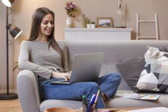 93% das mulheres são responsáveis pelo trabalho doméstico e metade chefia lares no Brasil